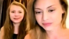 2 superbes soeurs s'amusent devant leur webcam